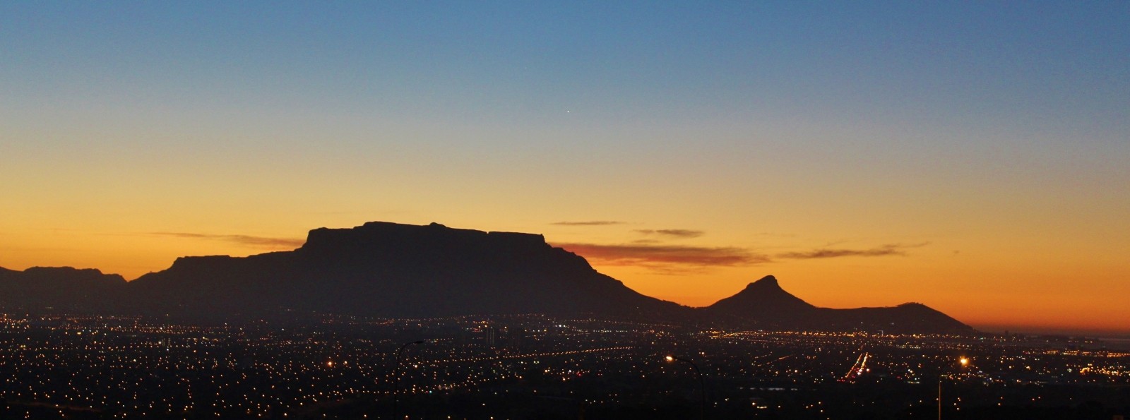 table-mountain-sunset-cape-town-night-lighting